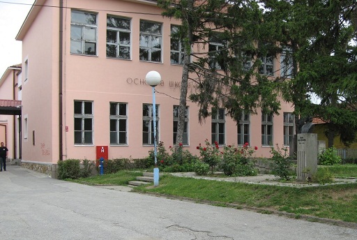 Kragujevac, osnovna Skola Moma Stanojlovic, spomenik Zora Radulovic