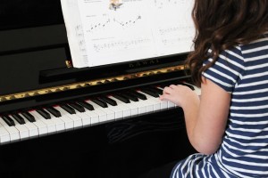 devojcica-svira-klavir