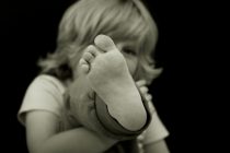Kako prepoznati i lečiti ravna stopala kod mališana?