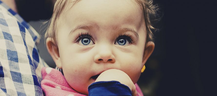 Zašto bebe uglavnom imaju plave oči?